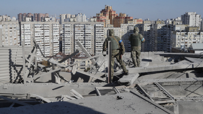 Újabb civil áldozatokról és előrenyomulásról számolt be Kijev