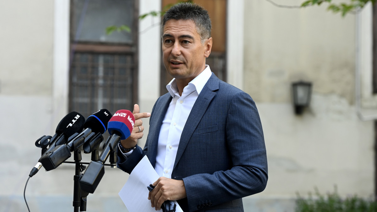 Horváth Csaba, a fővárosi MSZP-frakció vezetője, Zugló polgármestere nyilatkozik a sajtónak a Fővárosi Közgyűlés rendkívüli, a koronavírus-járvány elleni védekezés erősítéséért összehívott ülése előtt a Városházán 2020. szeptember 14-én.