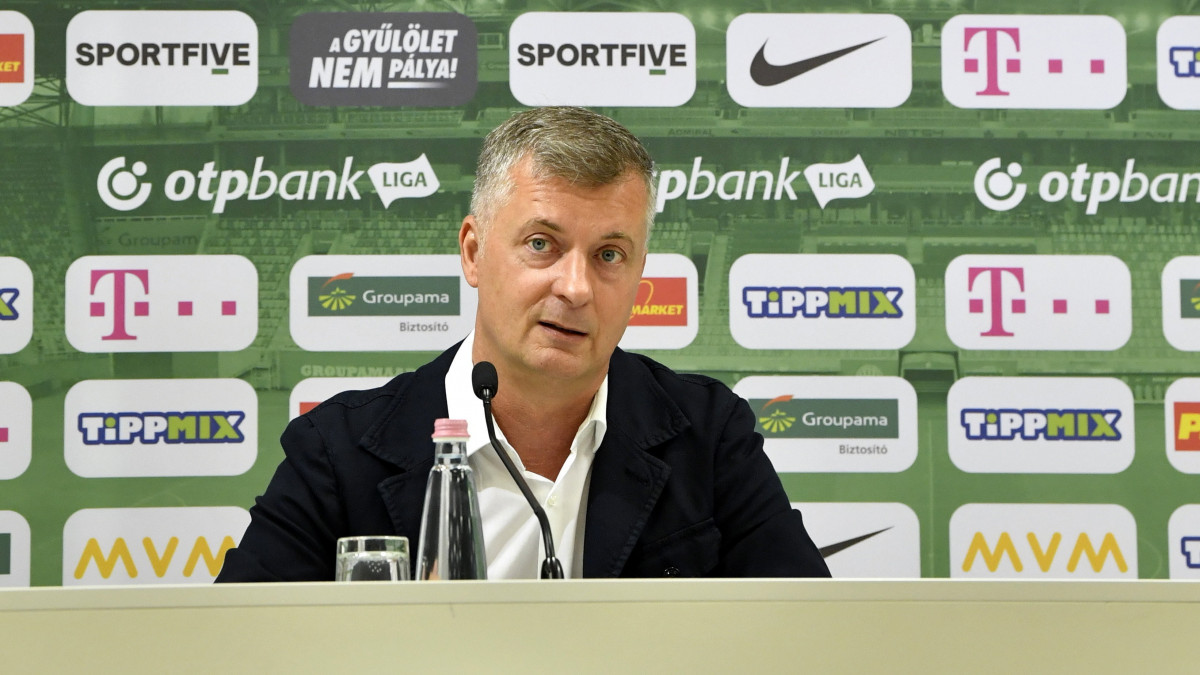 Kubatov Gábor, a Ferencváros elnöke a Groupama Aréna sajtótermében tartott sajtótájékoztatón 2021. augusztus 17-én.