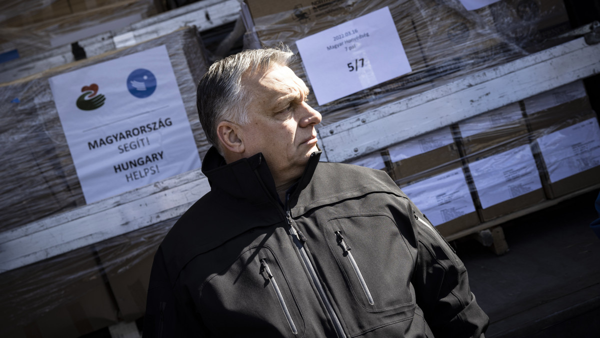 A Miniszterelnöki Sajtóiroda által közreadott képen Orbán Viktor kormányfő a záhonyi magyar-ukrán határon, ahonnan a magyar kormány újabb humanitárius segélyszállítmányát, öt kamionnyi adományt indítottak útnak Ukrajnába 2022. március 18-án.