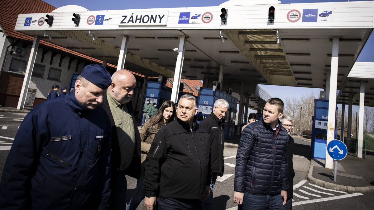 A Miniszterelnöki Sajtóiroda által közreadott képen Orbán Viktor kormányfő (j3) a záhonyi magyar-ukrán határon, ahonnan a magyar kormány újabb humanitárius segélyszállítmányát, öt kamionnyi adományt indítottak útnak Ukrajnába 2022. március 18-án. Mellette Tilki Attila, a térség fideszes országgyűlési képviselője (b2), Soltész Miklós, a Miniszterelnökség államtitkára (j2), Menczer Tamás, a Külgazdasági és Külügyminisztérium (KKM) tájékoztatásért és Magyarország nemzetközi megjelenítéséért felelős államtitkára (j) és Szentkirályi Alexandra kormányszóvivő (j4).