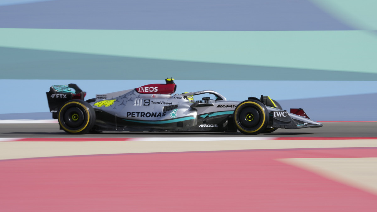 Lewis Hamilton, a Mercedes brit versenyzője a Forma-1-es autós gyorsasági világbajnokság Bahreini Nagydíjának első szabadedzésén a szahíri versenypályán 2022. március 18-án. A szezonnyitó bahreini futamot március 20-án rendezik.