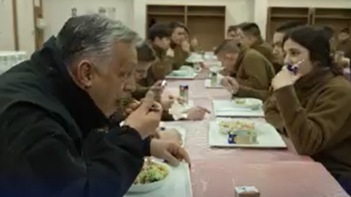 Kadétlányokkal vacsorázott Orbán Viktor pénteken - videó