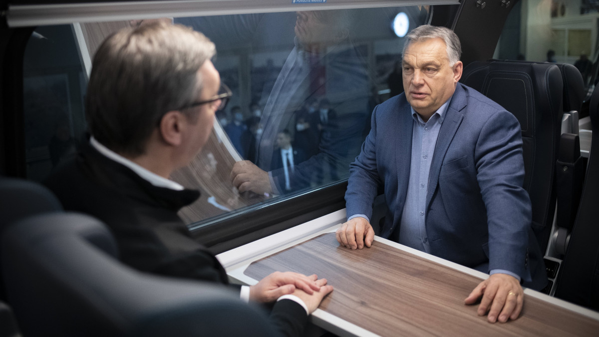 A Miniszterelnöki Sajtóiroda által közreadott képen Orbán Viktor miniszterelnök (j) és Alekszandar Vucic szerb államfő a Budapest-Belgrád vasútvonal Belgrád és Újvidék közötti szakaszának felavatására indul vonattal Belgrádból Újvidékre 2022. március 19-én.
