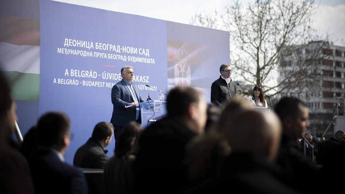 A Miniszterelnöki Sajtóiroda által közreadott képen Orbán Viktor miniszterelnök (b) és Alekszandar Vucic szerb államfő a Budapest-Belgrád vasútvonal Belgrád és Újvidék közötti szakaszának felavatásán a vajdasági Újvidéken 2022. március 19-én.