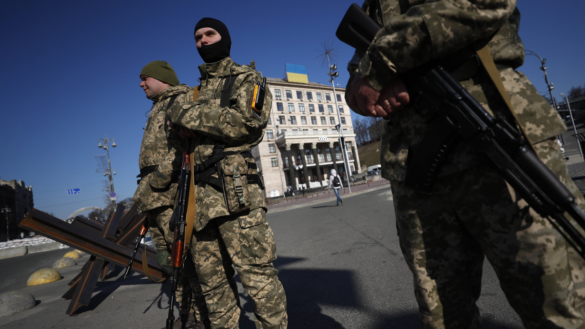 Ukrán katonák őrt állnak egy ellenőrzőponton Kijevben 2022. március 19-én. Vlagyimir Putyin orosz elnök február 24-én rendelte el katonai művelet végrehajtását Ukrajnában.
