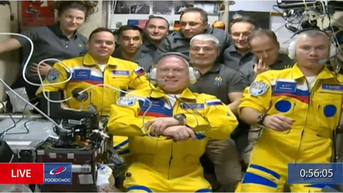 Ukrán színekben dokkoltak a Nemzetközi Űrállomás új orosz űrhajósai - Moszkva szerint nem