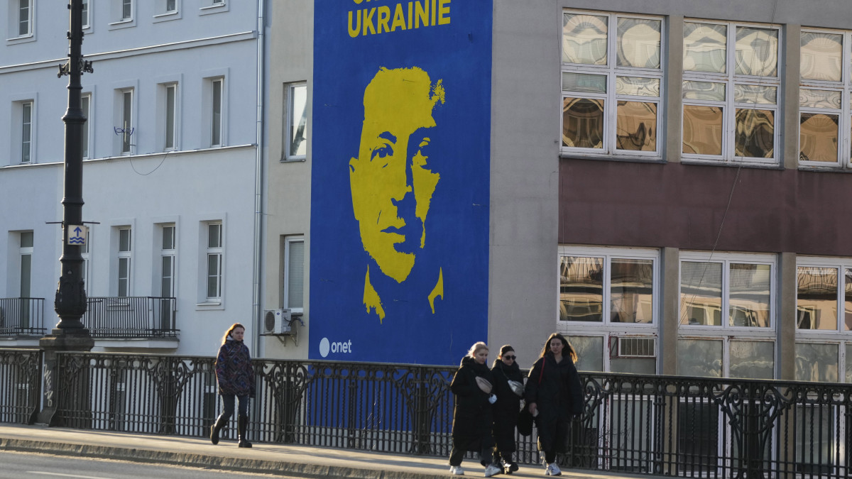Volodimir Zelenszkij ukrán elnököt ábrázoló óriásplakát egy épület falán Varsóban 2022. március 19-én. Vlagyimir Putyin orosz elnök február 24-én rendelte el katonai művelet végrehajtását Ukrajnában.