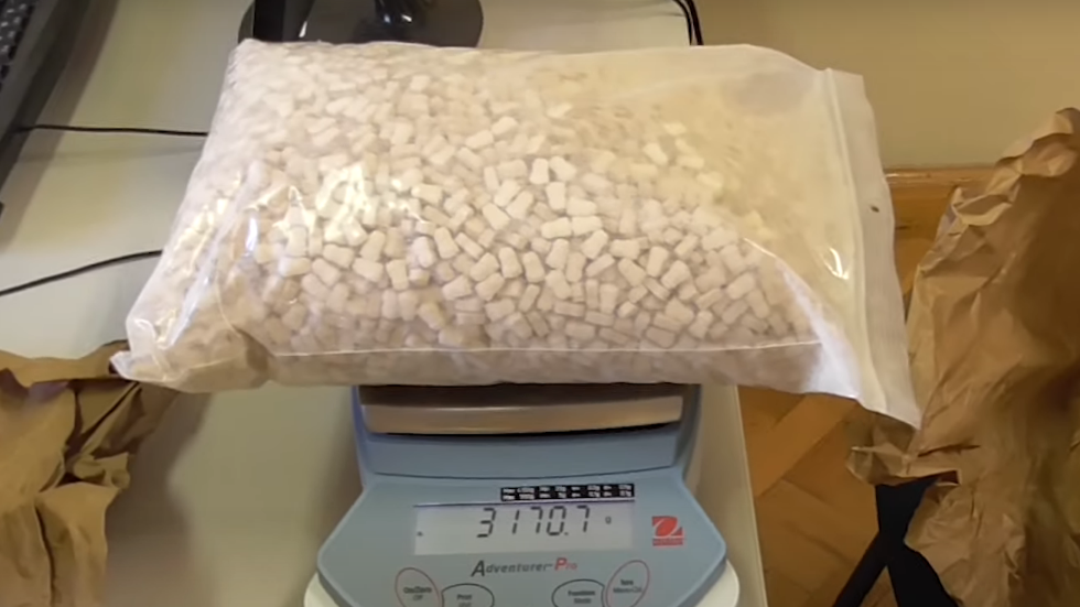 Videón az elképesztő fogás: kábítószer, hamis gyógyszer, dohány – üzemi mennyiségben