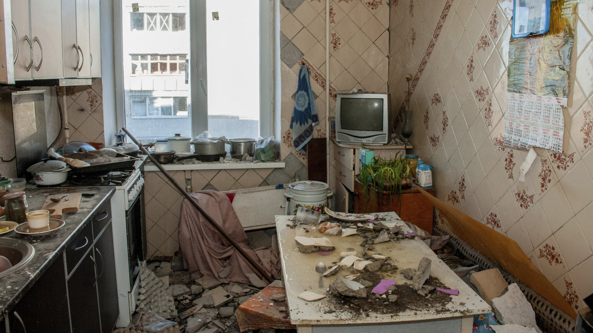 A tüzérségi támadások miatt rommá vált konyha az egyik lakóházban Harkivban 2022. március 20-án. Vlagyimir Putyin orosz elnök február 24-én rendelte el katonai művelet végrehajtását Ukrajnában.