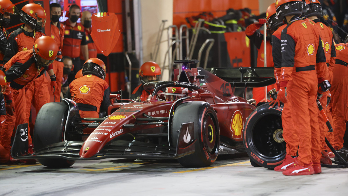 Technikusok Charles Leclercnek, a Ferrari monacói versenyzőjének autója körül a Forma-1-es autós gyorsasági világbajnokság Bahreini Nagydíján a szahíri versenypályán 2022. március 20-án.