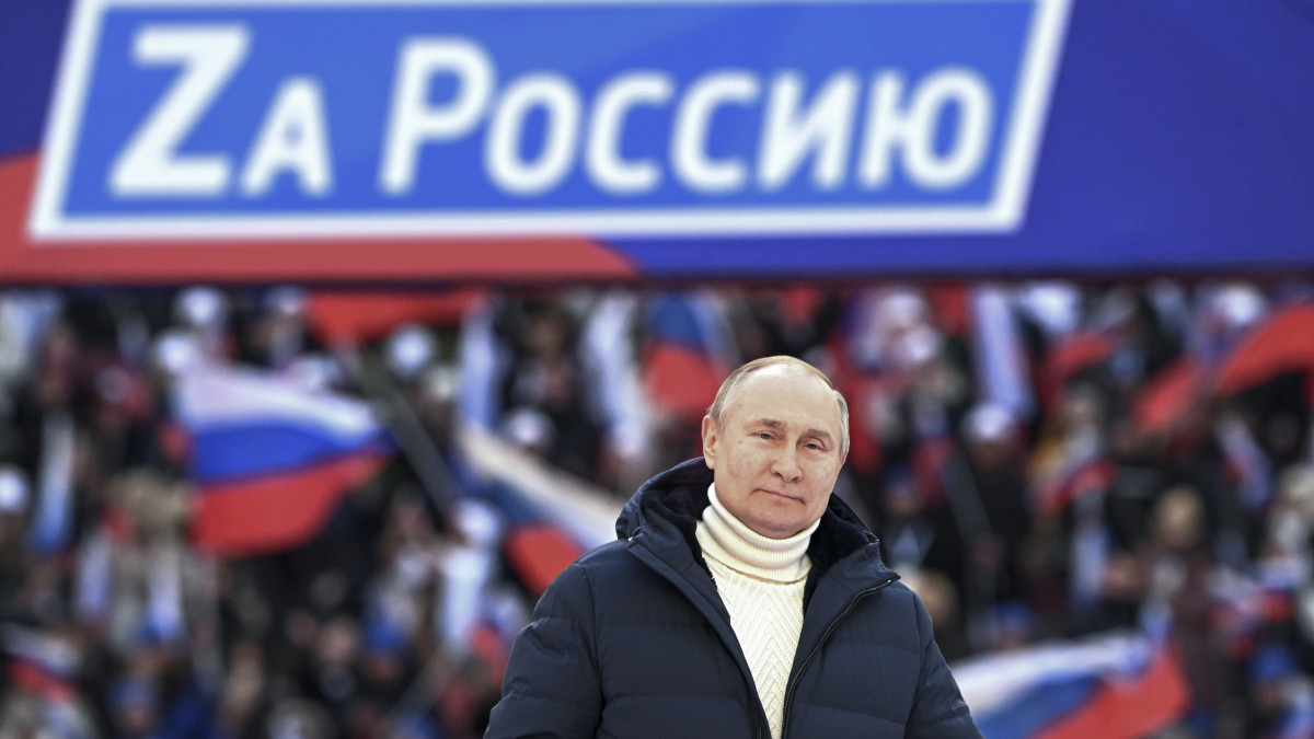 Vlagyimir Putyin orosz elnök a Krím Oroszországhoz csatolásának nyolcadik évfordulója alkalmából rendezett koncerten Moszkvában 2022. március 18-án. A Krím félszigetet 2014-ben csatolta el Oroszország Ukrajnától, a félszigeten megrendezett népszavazás eredményére hivatkozva, amit a nemzetközi közösség túlnyomó többsége nem ismert el.