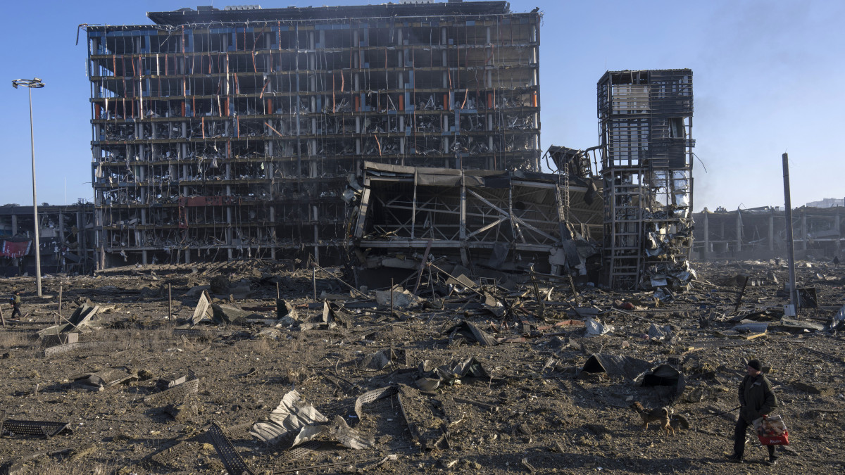 Rakétacsapásokban megsemmisült bevásárlóközpont maradványai Kijevben 2022. március 21-én. Vlagyimir Putyin orosz elnök február 24-én rendelte el katonai művelet végrehajtását Ukrajnában. Az ukrán fővárosban március 21-én estétől március 23-án reggelig újabb kijárási tilalom lép életbe, minden üzlet zárva marad, és arra kérik az embereket, ha megszólalnak a szirénák siessenek az óvóhelyre.
