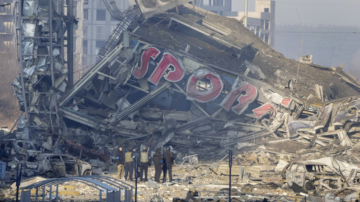 Tüzérségi támadásban megsemmisült bevásárlóközpont romjai Kijevben 2022. március 21-én. Vlagyimir Putyin orosz elnök február 24-én rendelte el katonai művelet végrehajtását Ukrajnában.