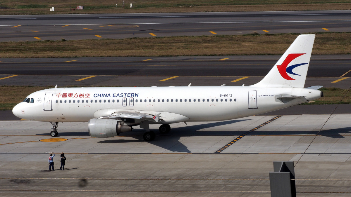2020. január 8-án készült kép a China Eastern Airlines kínai légitársaság egyik Airbus A320-as gépéről a tajvani Taojüan repülőterén. A China Eastern Airlines kínai légitársaság egyik Boeing 737-es típusú Kunmingból Kantonba (Kuangcsou) tartó  belföldi utasszállítója lezuhant egyes források szerint 133, mások szerint 132 emberrel a fedélzetén a dél-kínai Kuanghszi tartományban 2022. március 21-én. A gép hegyoldalba csapódott be, ahol ennek nyomán tűz ütött ki, áldozatokról nem érkezett jelentés.