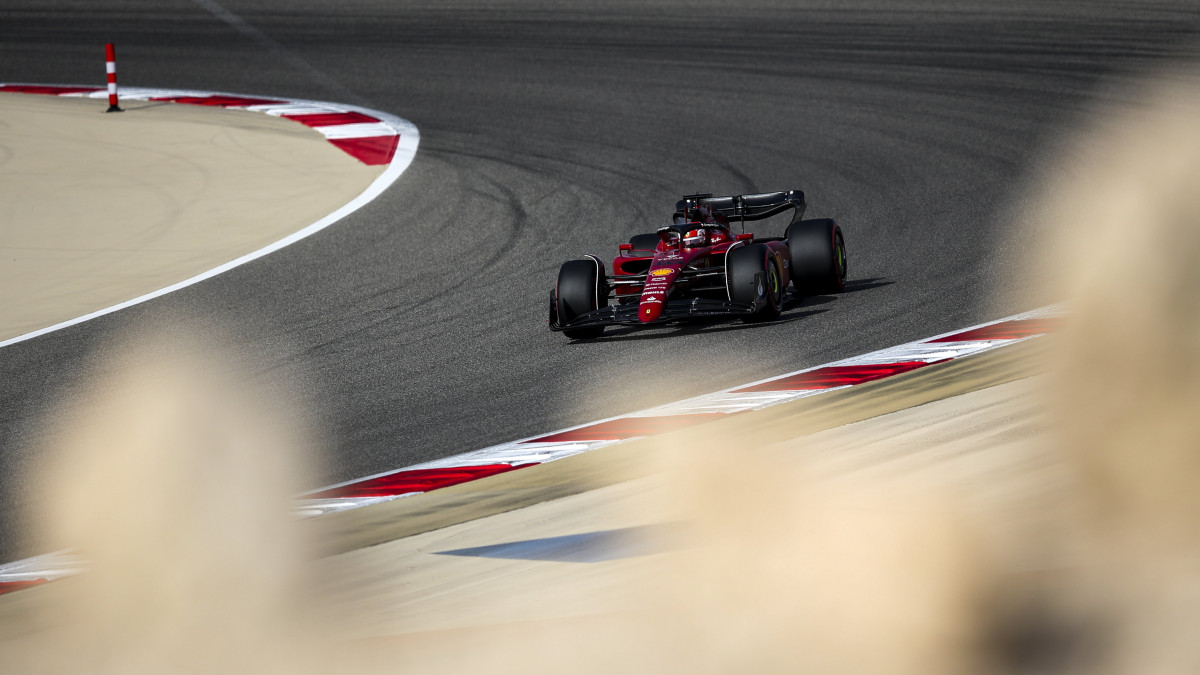 Charles Leclerc, a Ferrari monacói versenyzője a Forma-1-es autós gyorsasági világbajnokság Bahreini Nagydíjának időmérő edzésén a szahíri versenypályán 2022. március 19-én. A szezonnyitó bahreini futamot március 20-án rendezik.