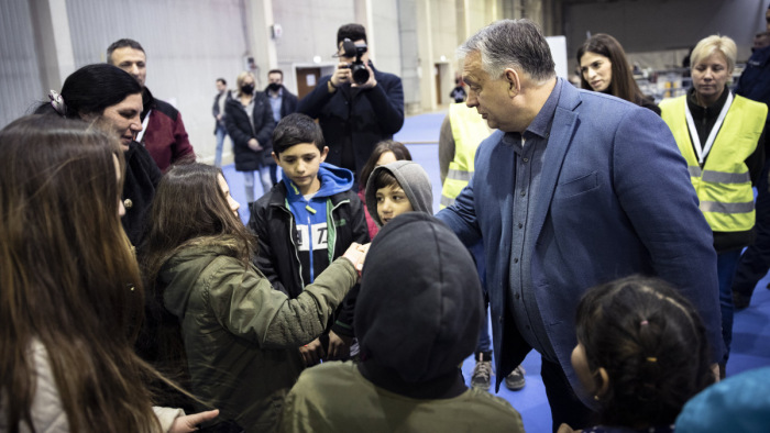 Orbán Viktor ellátogatott a humanitárius tranzitpontra – képek