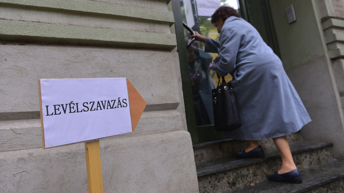 Levélszavazatát leadni készülő nő érkezik a szabadkai magyar főkonzulátusra 2016. szeptember 19-én. A magyarországi lakcímmel nem rendelkező választópolgárok ettől a naptól adhatják le levélszavazataikat a külképviseleteken.