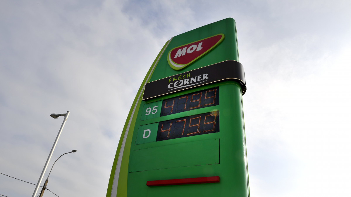 A Mol Nagykőrösi úti üzemanyagtöltő-állomása Gyálon 2021. november 15-én. A kormány ettől a naptól 480 forintban maximálta a benzin és a gázolaj literenkénti árát három hónapra, a döntést ezt követően vizsgálják felül. 