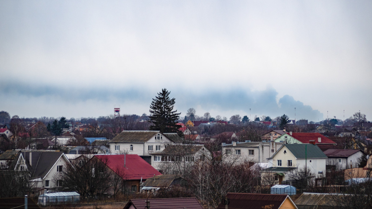 KIEV, UKRAINE - 2022/02/27: Smoke from a fire at an oil depot in the city of Vasilkiv is clearly visible in Boryspil at a distance of about 40 km. Russian troops launched a missile attack on an oil depot on the outskirts of Vasilkiv. Due to the ongoing shelling, the firefighters were not able to start extinguishing the fire. (Photo by Igor Golovniov/SOPA Images/LightRocket via Getty Images)