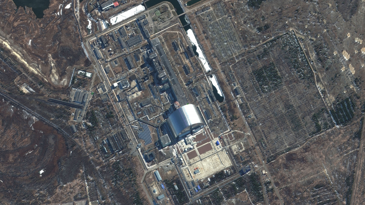 A Maxar Technologies által közreadott műholdfelvétel a csernobili atomerőműről 2022. március 10-én. Vlagyimir Putyin orosz elnök február 24-én rendelte el katonai művelet végrehajtását Ukrajnában.