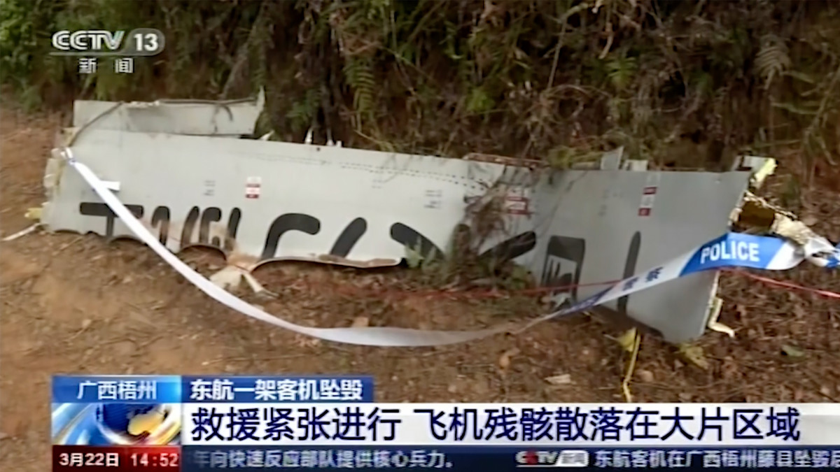 A Kínai Központi Televízió (CCTV) adásáról készült kép a China Eastern Airlines kínai légitársaság Boeing 737-es típusú belföldi utasszállítójának roncsairól a dél-kínai Kuanghszi tartományban 2022. március 22-én, egy nappal a repülőgép-szerencsétlenség után. A Kunmingból Kantonba (Kuangcsou) tartó gép fedélzetén 132 emberrel  hegyoldalba csapódott, a balesetnek nincs túlélője.