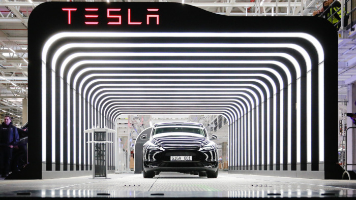 Megnyitotta első európai üzemét a Tesla
