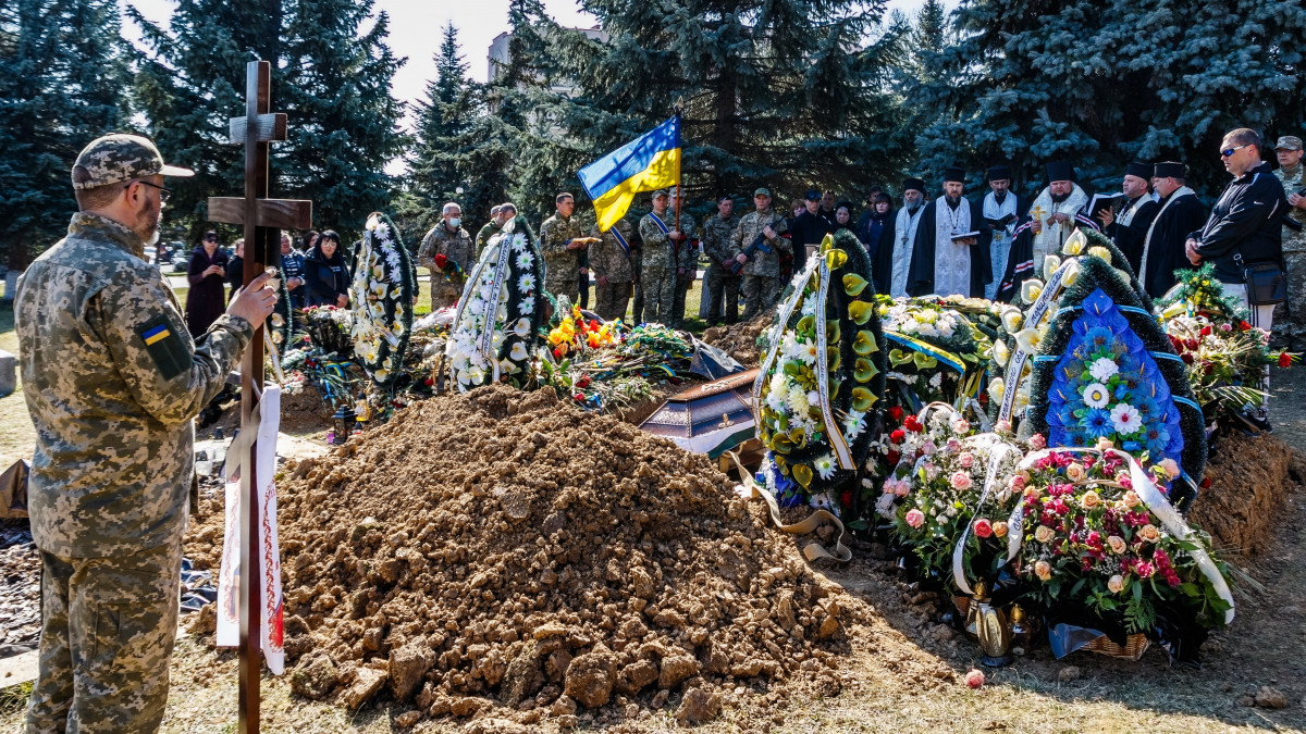 Kis Sándor magyar származású ukrán haditengerész temetése az ungvári katonai temetőben 2022. március 22-én. A 29 éves kárpátaljai Kis Sándor a február 24-én kirobbant orosz-ukrán háborúban, az Ocsakoviban zajló összecsapásokban vesztette életét.