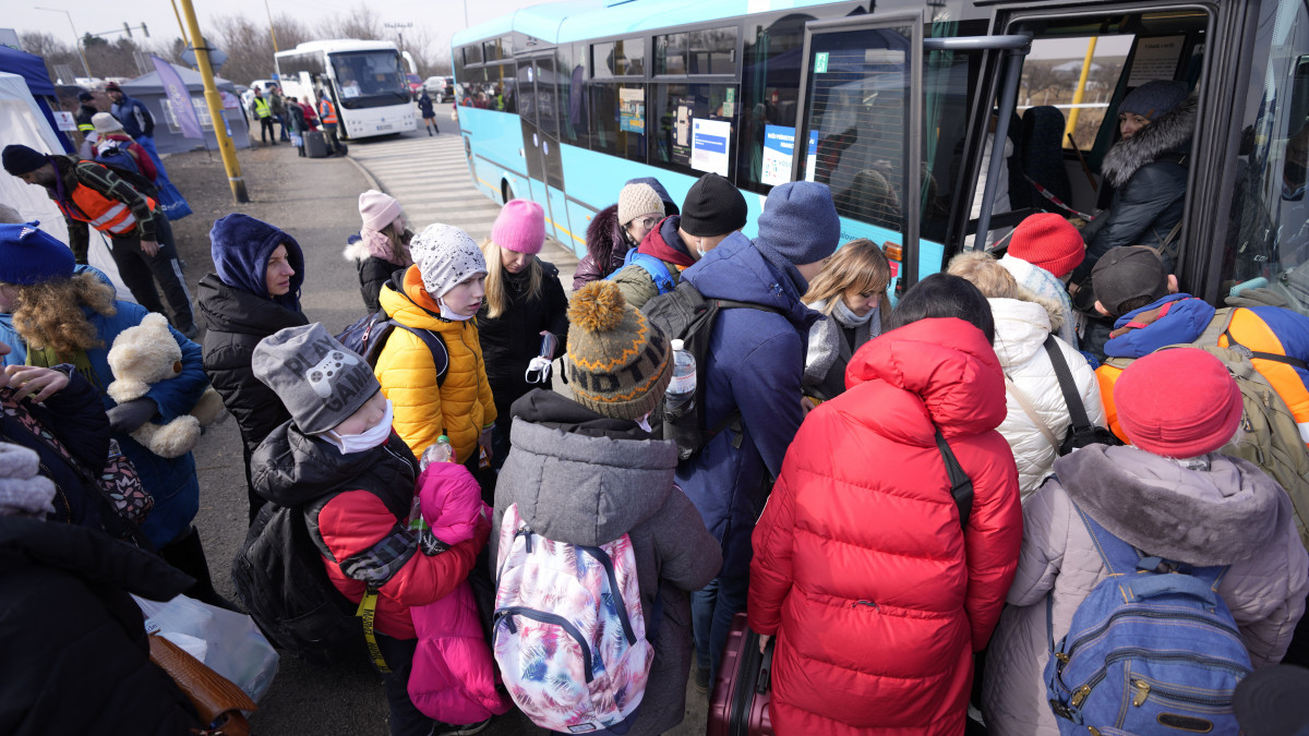 Ukrajnából elmenekült emberek buszra szállnak a szlovák-ukrán határátkelőnél a szlovákiai Felsőnémetiben 2022. március 3-án. Vlagyimir Putyin orosz elnök február 24-én rendelte el katonai művelet végrehajtását Ukrajnában.