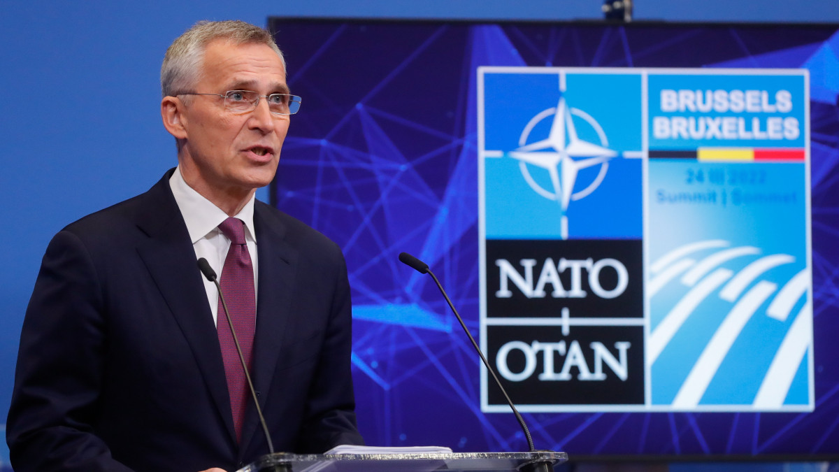 Jens Stoltenberg NATO-főtitkár sajtótájékoztatót tart Brüsszelben 2022. március 23-án, egy nappal a védelmi szervezet tagállamainak rendkívüli csúcstalálkozója előtt.