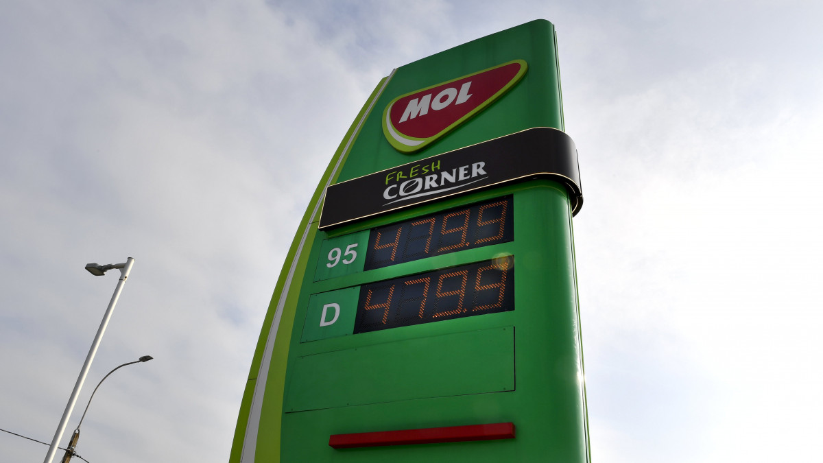 A Mol Nagykőrösi úti üzemanyagtöltő-állomása Gyálon 2021. november 15-én. A kormány ettől a naptól 480 forintban maximálta a benzin és a gázolaj literenkénti árát három hónapra, a döntést ezt követően vizsgálják felül. 