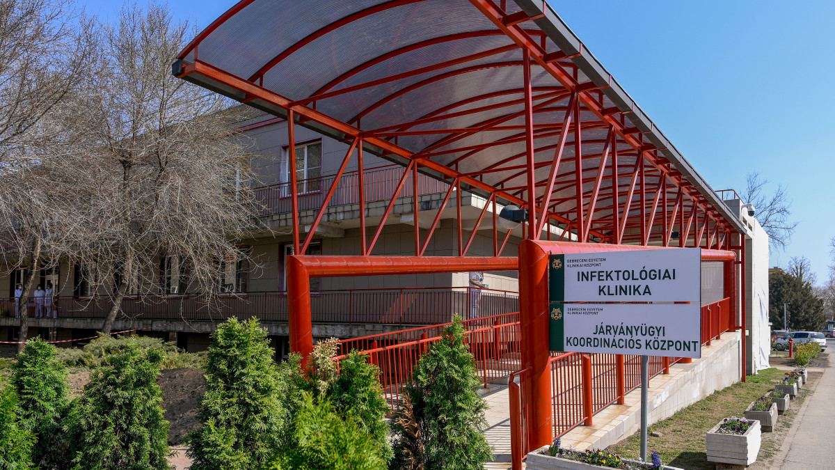 A Debreceni Egyetem Klinikai Központ Kenézy Gyula Campus Infektológiai Klinika és Járványügyi Koordinációs Központ épülete Debrecenben 2022. március 24-én.