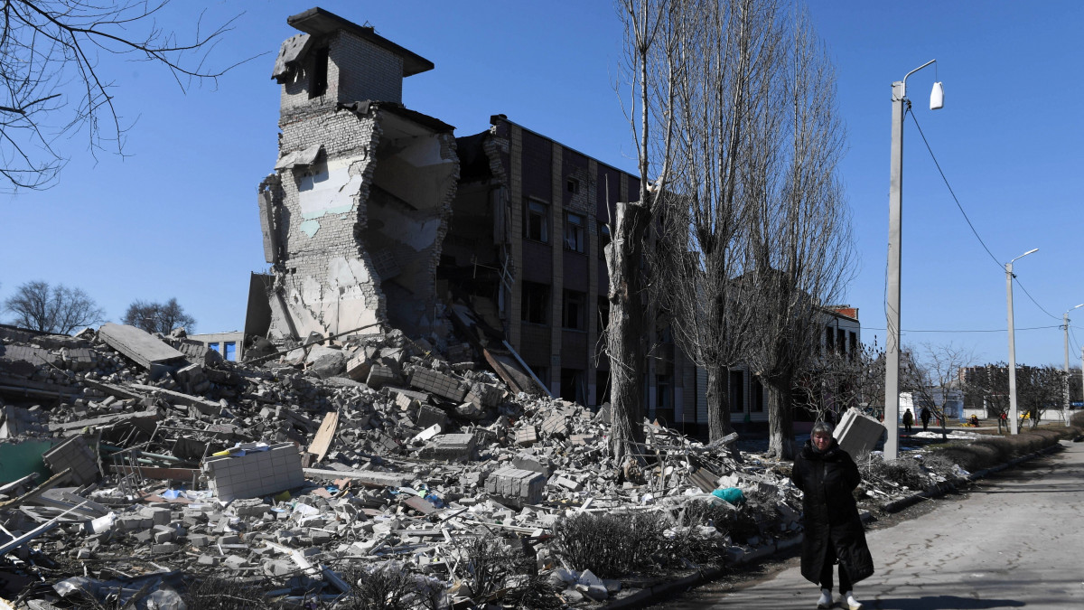 Tüzérségi lövedékek becsapódása nyomán megsemmisült iskolaépület romjai Harkivban 2022. március 23-án. Vlagyimir Putyin orosz elnök február 24-én rendelte el katonai művelet végrehajtását Ukrajnában.