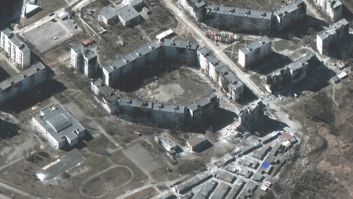 A Maxar Technologies által közreadott műholdfelvétel megsemmisült lakóépületekről a dél-ukrajnai Mariupolban 2022. március 22-én. Vlagyimir Putyin orosz elnök február 24-én rendelte el katonai művelet végrehajtását Ukrajnában.