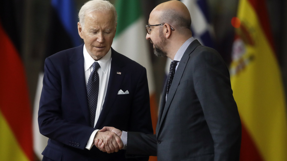 Joe Biden amerikai elnököt (b) fogadja Charles Michel, az Európai Tanács elnöke az EU-tagországok állam-, illetve kormányfőinek kétnapos csúcstalálkozóján Brüsszelben 2022. március 24-én.