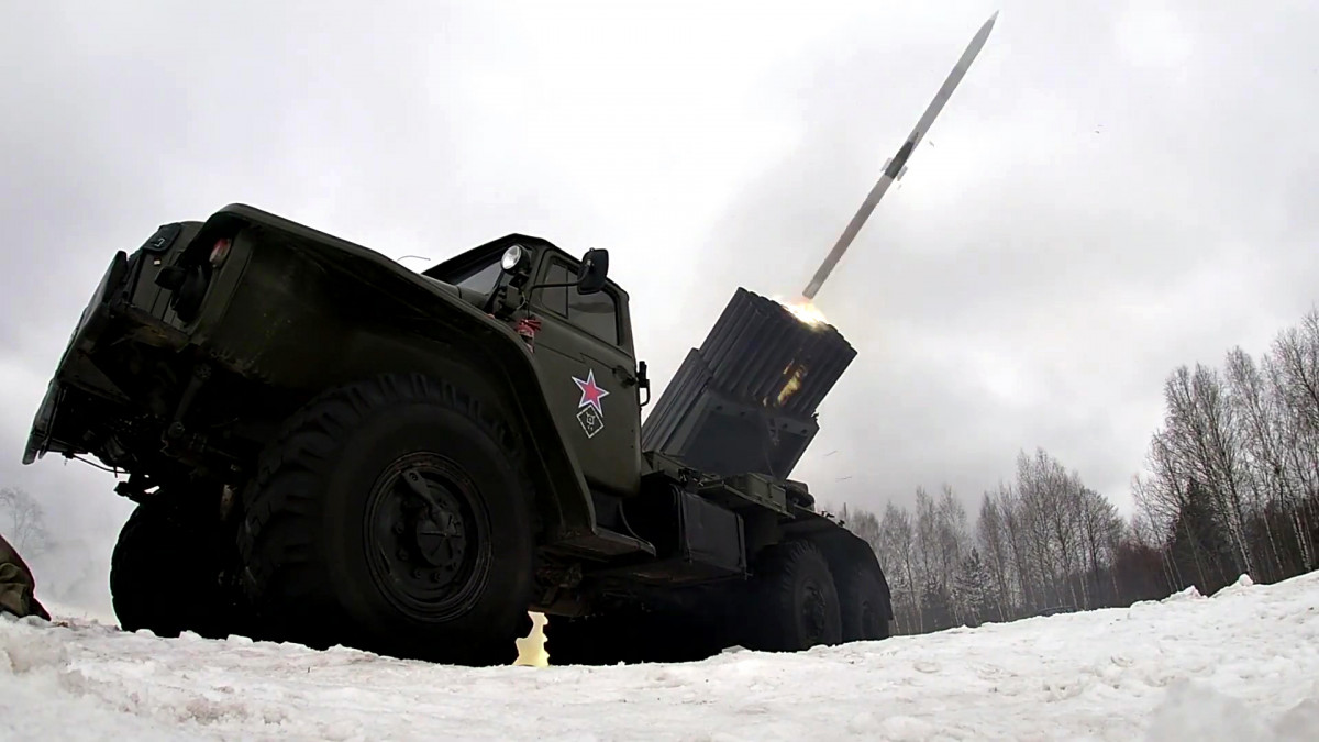 MOSCOW, RUSSIA - JANUARY 28: (---EDITORIAL USE ONLY Ă˘ MANDATORY CREDIT - RUSSIAN DEFENCE MINISTRY / HANDOUT - NO MARKETING NO ADVERTISING CAMPAIGNS - DISTRIBUTED AS A SERVICE TO CLIENTS----) A rocket launcher shoots missiles during tactical and special exercises with scouts of the Guards Tank Army of the Western Military District at the Golovenki training ground in the Moscow region, Russia, on January 28, 2022.. About 3,000 servicemen of the Guards Red Banner Combined Arms Army of the Western Military District (ZVO) have begun combat training at training grounds in the Krasnodar, Voronezh, Belgorod, Bryansk and Smolensk regions. (Photo by Russian Defence Ministry / Handout/Anadolu Agency via Getty Images)