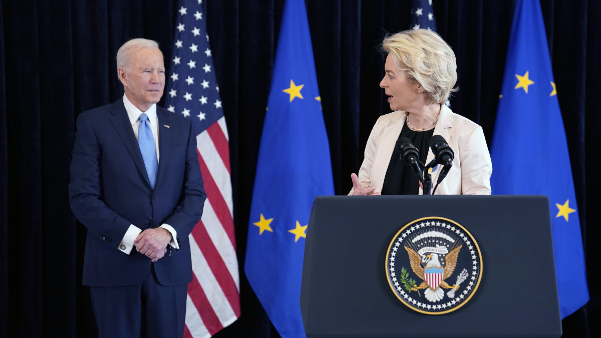 Joe Biden amerikai elnök (b) és Ursula von der Leyen, az Európai Bizottság elnöke sajtótájékoztatót tart az ukrajnai háborúról az Amerikai Egyesült Államok brüsszeli nagykövetségén 2022. március 25-én.
