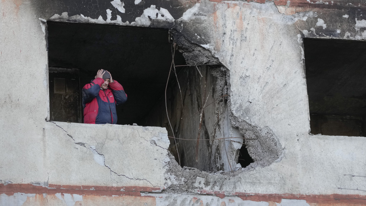 Orosz támadásban megrongálódott lakásában áll egy férfi a kelet-ukrajnai Harkivban 2022. március 24-én. Vlagyimir Putyin orosz elnök február 24-én rendelte el katonai művelet végrehajtását Ukrajnában.