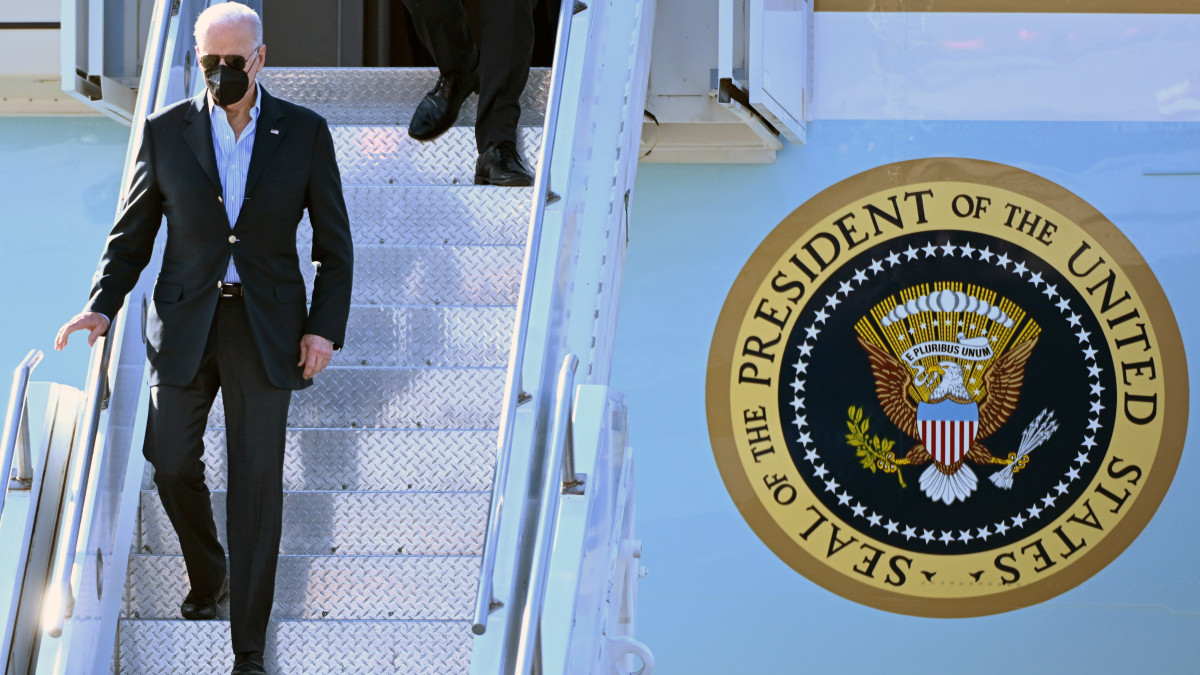 Joe Biden amerikai elnök érkezik a délkelet-lengyelországi Rzeszówba 2022. március 25-én. Biden kétnapos hivatalos látogatásra érkezett Lengyelországba.