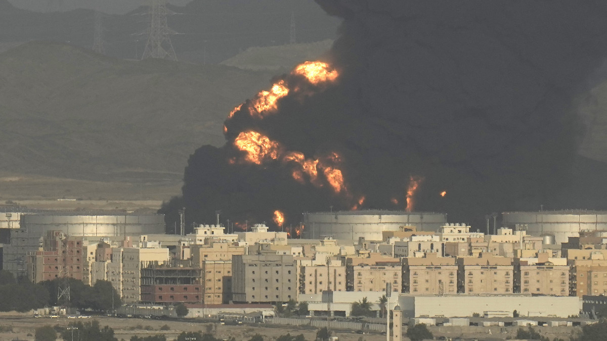 Sűrű fekete füst tör a magasba egy dzsiddai olajraktárban történt robbanást követően 2022. március 25-én.