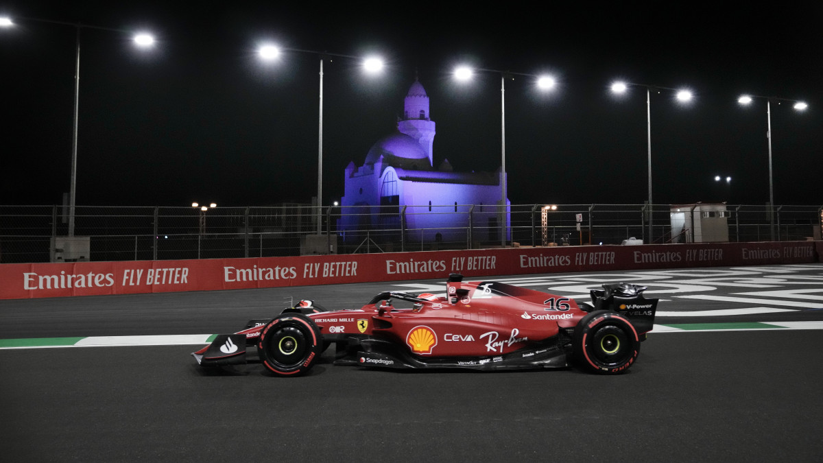 Charles Leclerc, a Ferrari monacói versenyzője a Forma-1-es autós gyorsasági világbajnokság Szaúdi Nagydíjának második szabadedzésén a dzsiddai utcai versenypályán 2022. március 25-én. A futamot március 27-én rendezik.