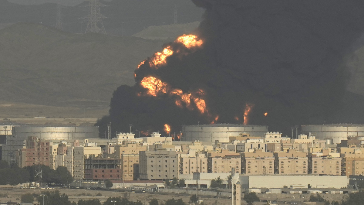 Sűrű fekete füst tör a magasba egy dzsiddai olajraktárban történt robbanást követően 2022. március 25-én.