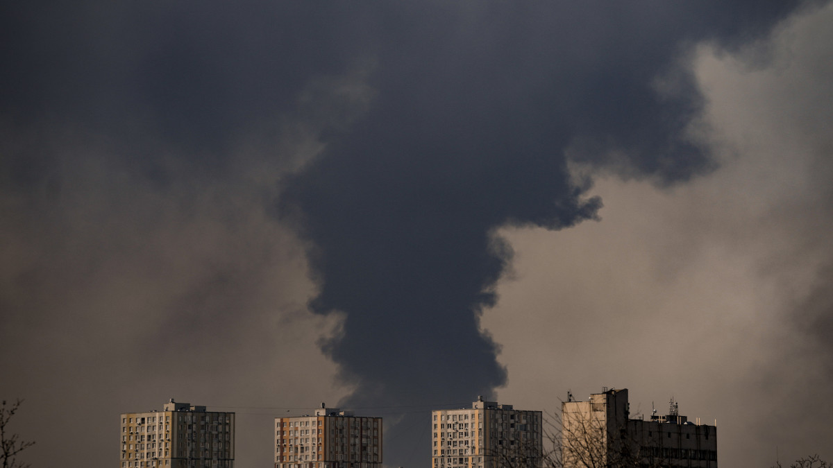 Sűrű fekete füst tör a magasba egy orosz légicsapást követően Kijevben 2022. március 25-én. Vlagyimir Putyin orosz elnök február 24-én rendelte el katonai művelet végrehajtását Ukrajnában.