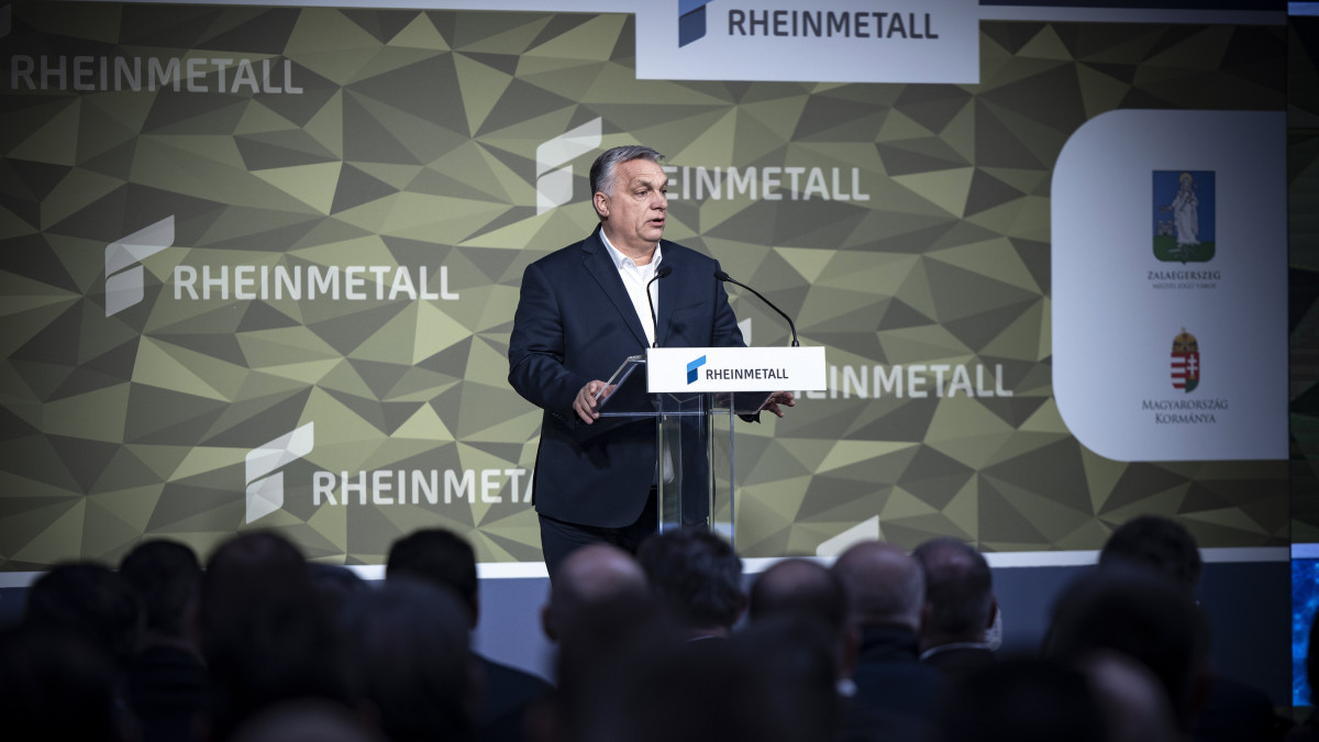 A Miniszterelnöki Sajtóiroda által közreadott képen Orbán Viktor miniszterelnök beszédet mond a zalaegerszegi Lynx harcjárműgyár épületének és elkészült moduljainak ünnepélyes átadóján a zalaegerszegi ZalaZONE Ipari Park Rheinmetall gyárépületében 2022. március 26-án.