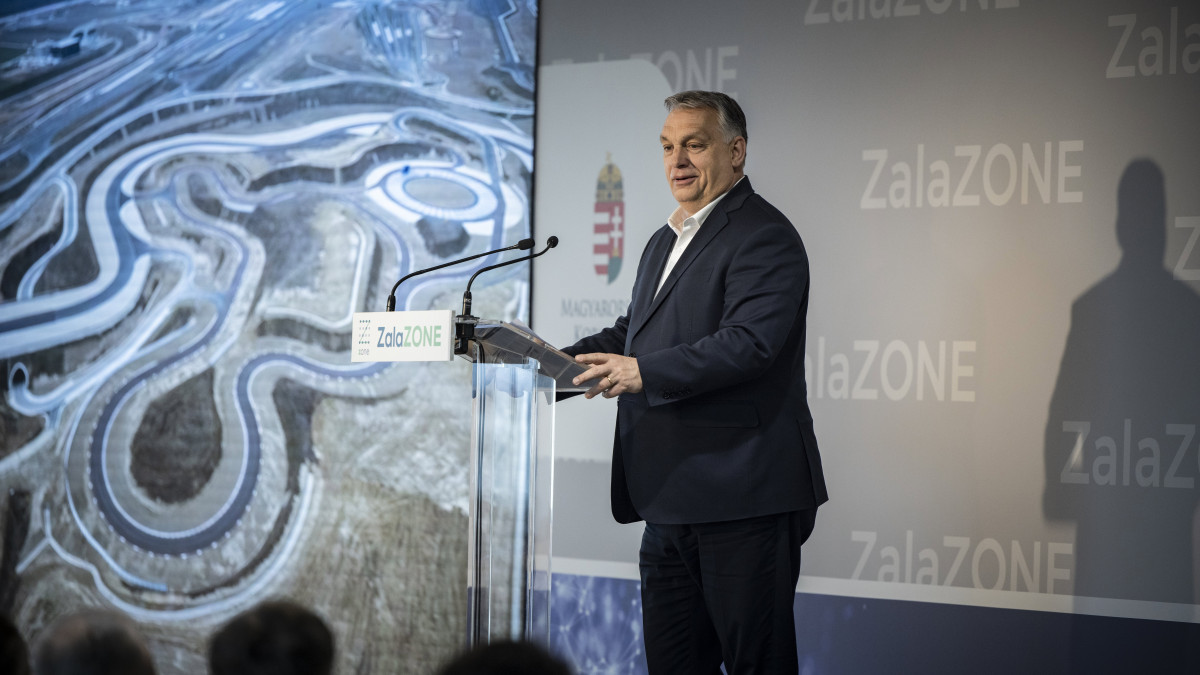 A Miniszterelnöki Sajtóiroda által közreadott képen Orbán Viktor miniszterelnök beszédet mond a ZalaZONE Járműipari Tesztpálya átadóünnepségén Zalaegerszegen 2022. március 26-án.