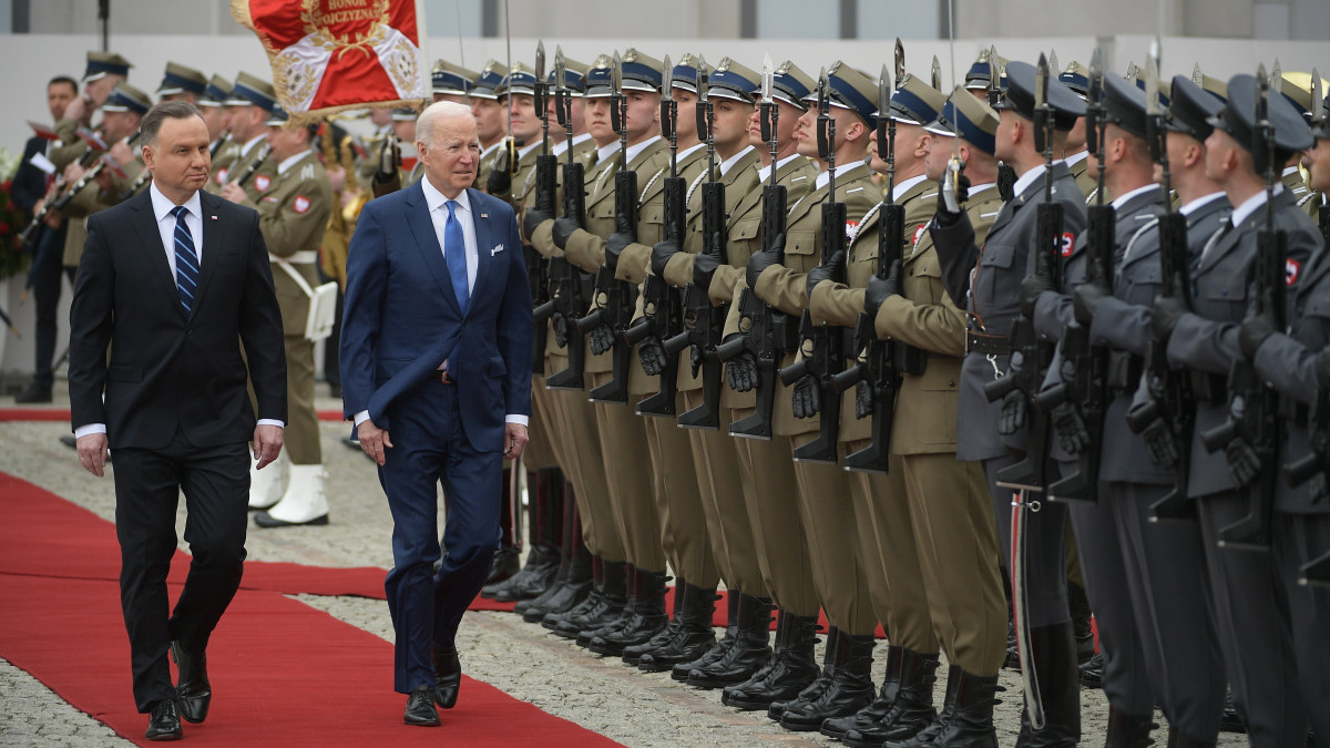 Andrzej Duda lengyel elnök (b) és Joe Biden amerikai elnök ellép a díszsorfal előtt a varsói elnöki palotában tartott fogadási ünnepségen 2022. március 26-án. Biden előző nap érkezett kétnapos hivatalos látogatásra Lengyelországba.