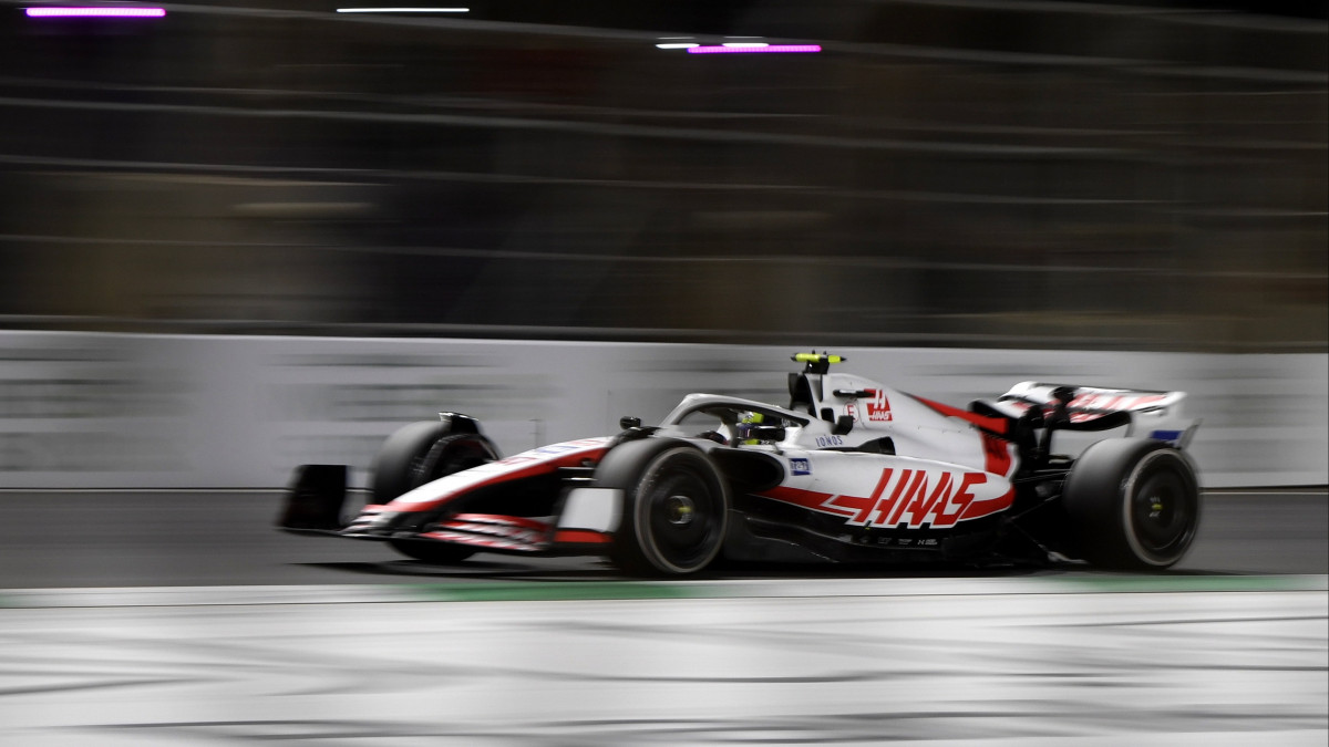 Mick Schumacher, a Haas német versenyzője a Forma-1-es autós gyorsasági világbajnokság Szaúdi Nagydíjának második szabadedzésén a dzsiddai utcai versenypályán 2022. március 25-én. A futamot március 27-én rendezik.