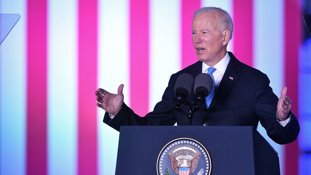 Joe Biden amerikai elnök beszédet mond a varsói Király Vár előterében 2022. március 26-án. Biden előző nap érkezett kétnapos hivatalos látogatásra Lengyelországba.