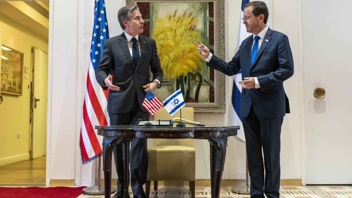 Jichák Hercog izraeli államfő (j) és Antony Blinken amerikai külügyminiszter megbeszélésük kezdete előtt Jeruzsálemben 2022. március 27-én.