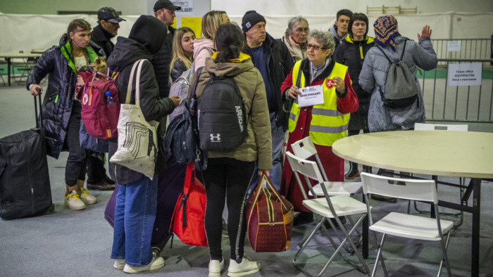 Csaknem 1200 menekülőnek segítettek a budapesti humanitárius tranzitponton szombaton